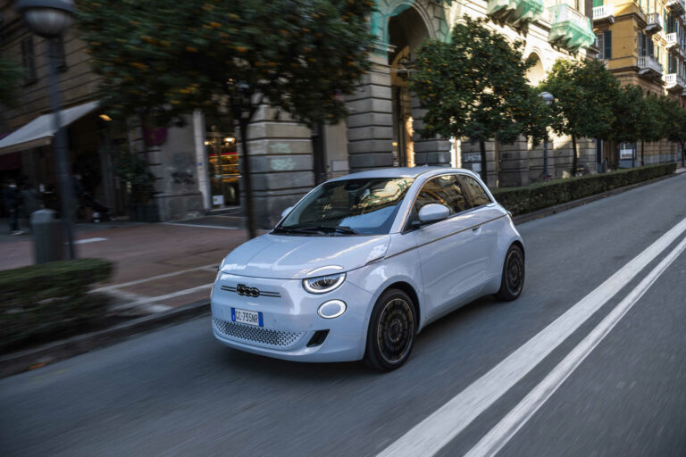 Der neue Fiat 500 erhält 5-Sterne und Bestnoten im Green NCAP Test