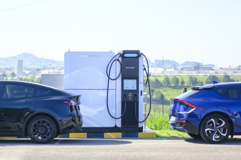 Innovative DC-Ladegeräte von XCharge: Eichrecht-zertifizierte Net Zero Series auf dem deutschen Markt